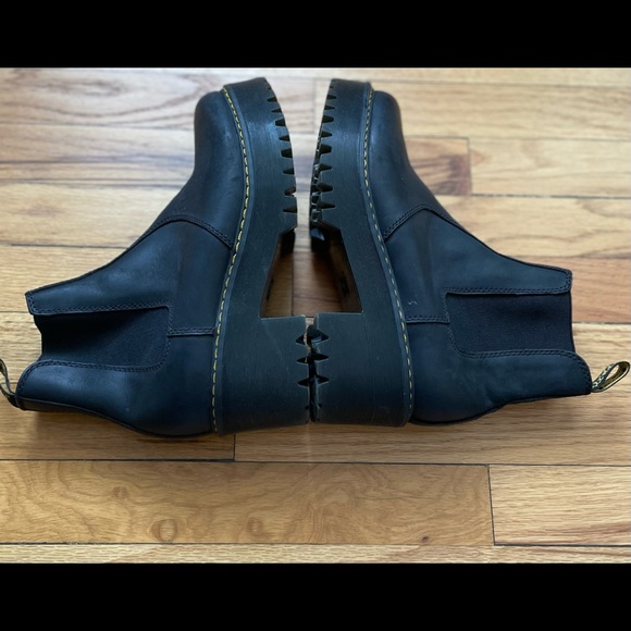 Dr. Martens Shoes - New without box, Dr. Marten’s 2976 platform chelsea boots in black. US size 9.